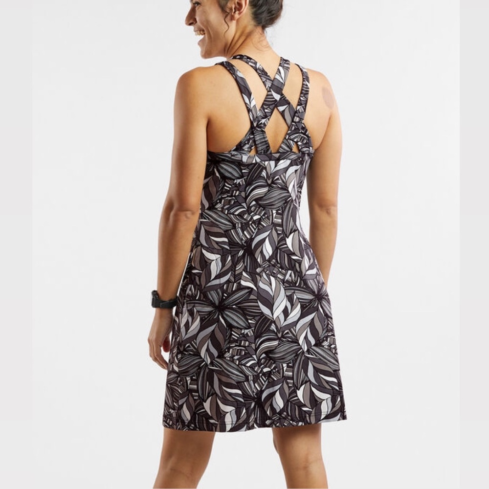 Title Nine Black and White Leaf-Print Strappy Back Dress